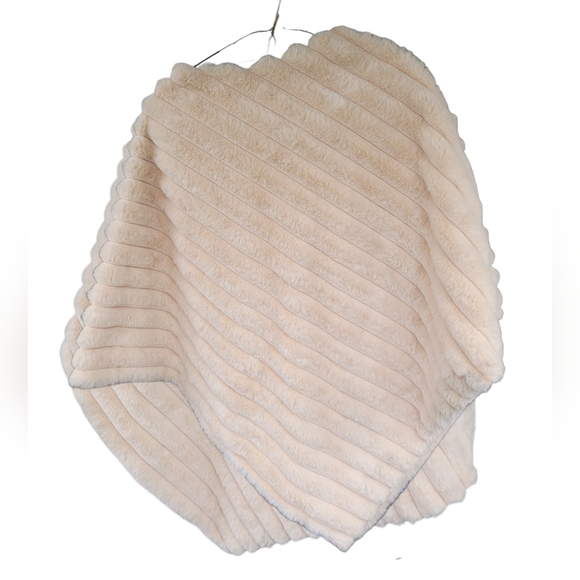 La Fiorentina Women's Camel Faux Fur Poncho One Size - Picture 2 of 8